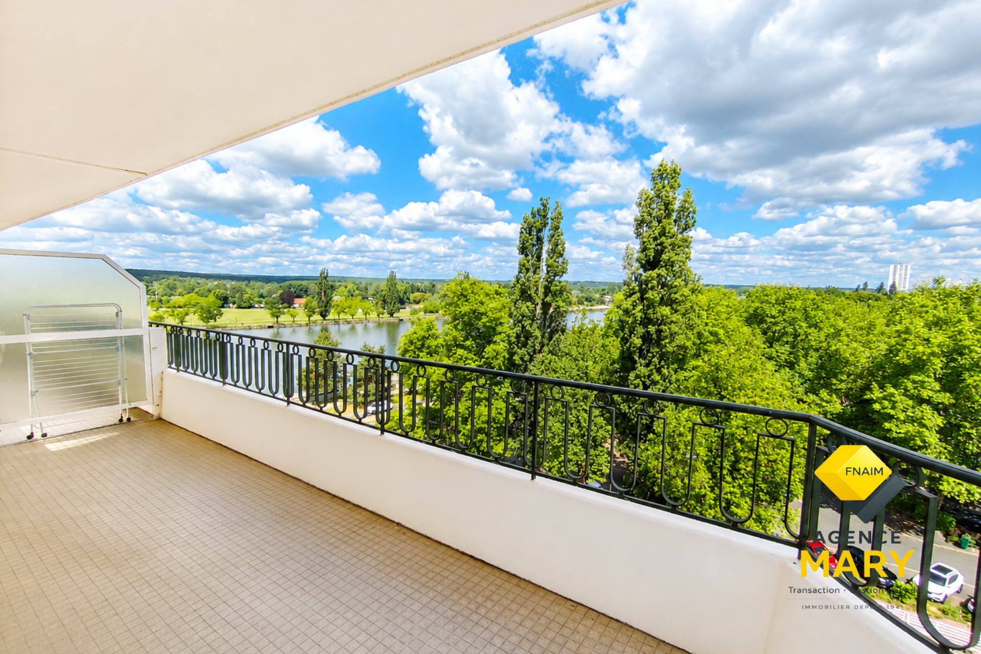 SUPERBE APPARTEMENT T3 – Rénové avec vue panoramique sur plan d&rsquo;eau – 81M²
