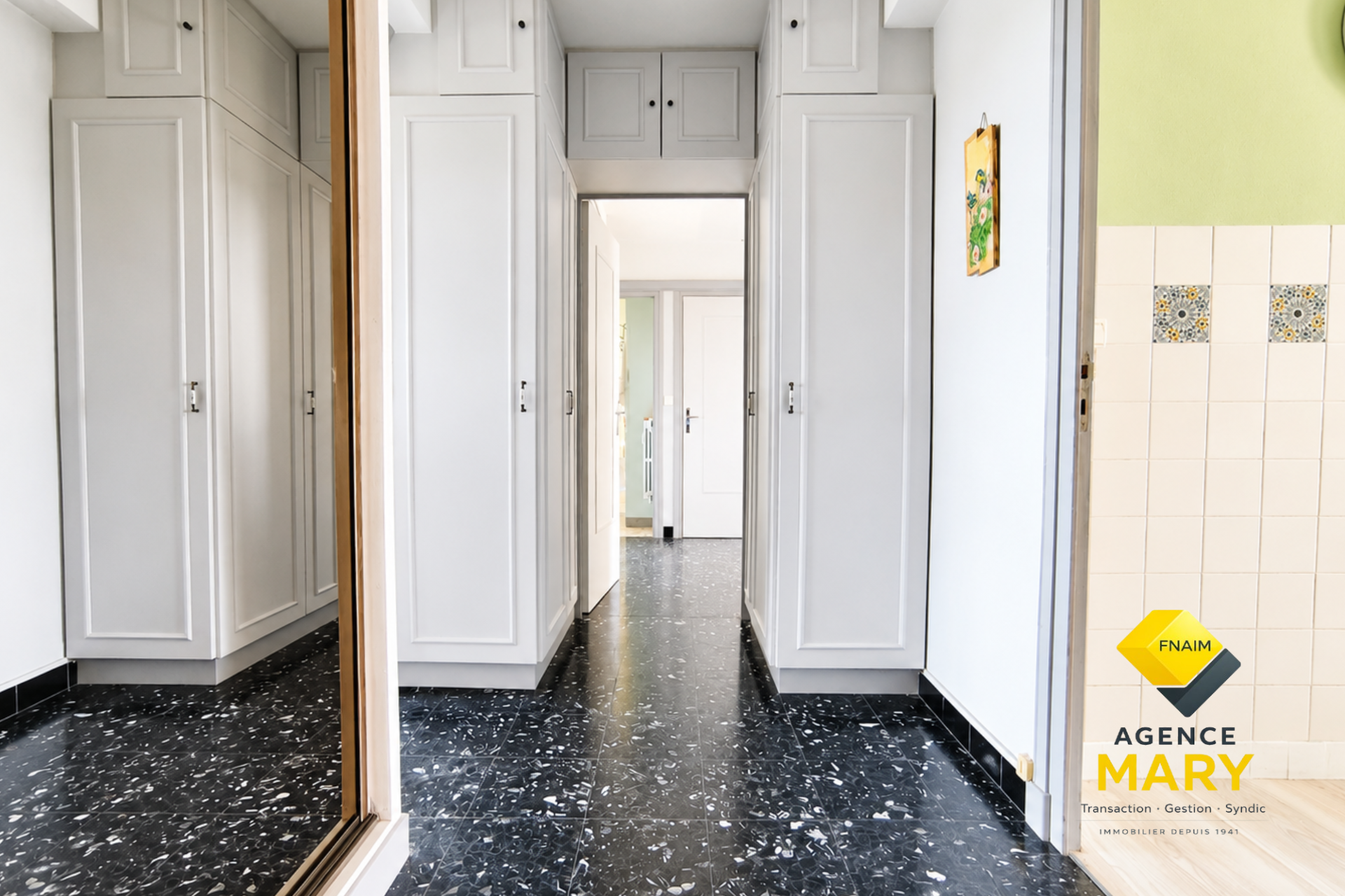 SUPERBE APPARTEMENT T3 – Rénové avec vue panoramique sur plan d&rsquo;eau – 81M² - Image 2