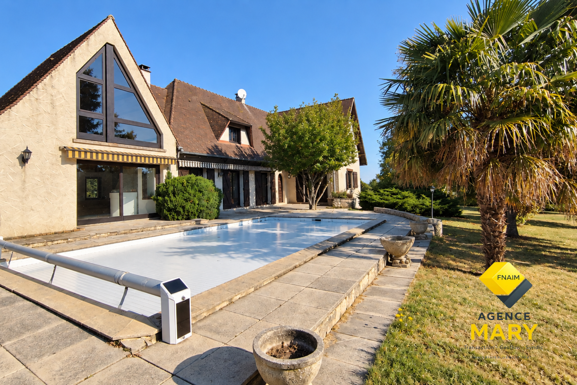 Maison d’architecte avec piscine sur 2 886 m² – Saint-Rémy-en-Rollat