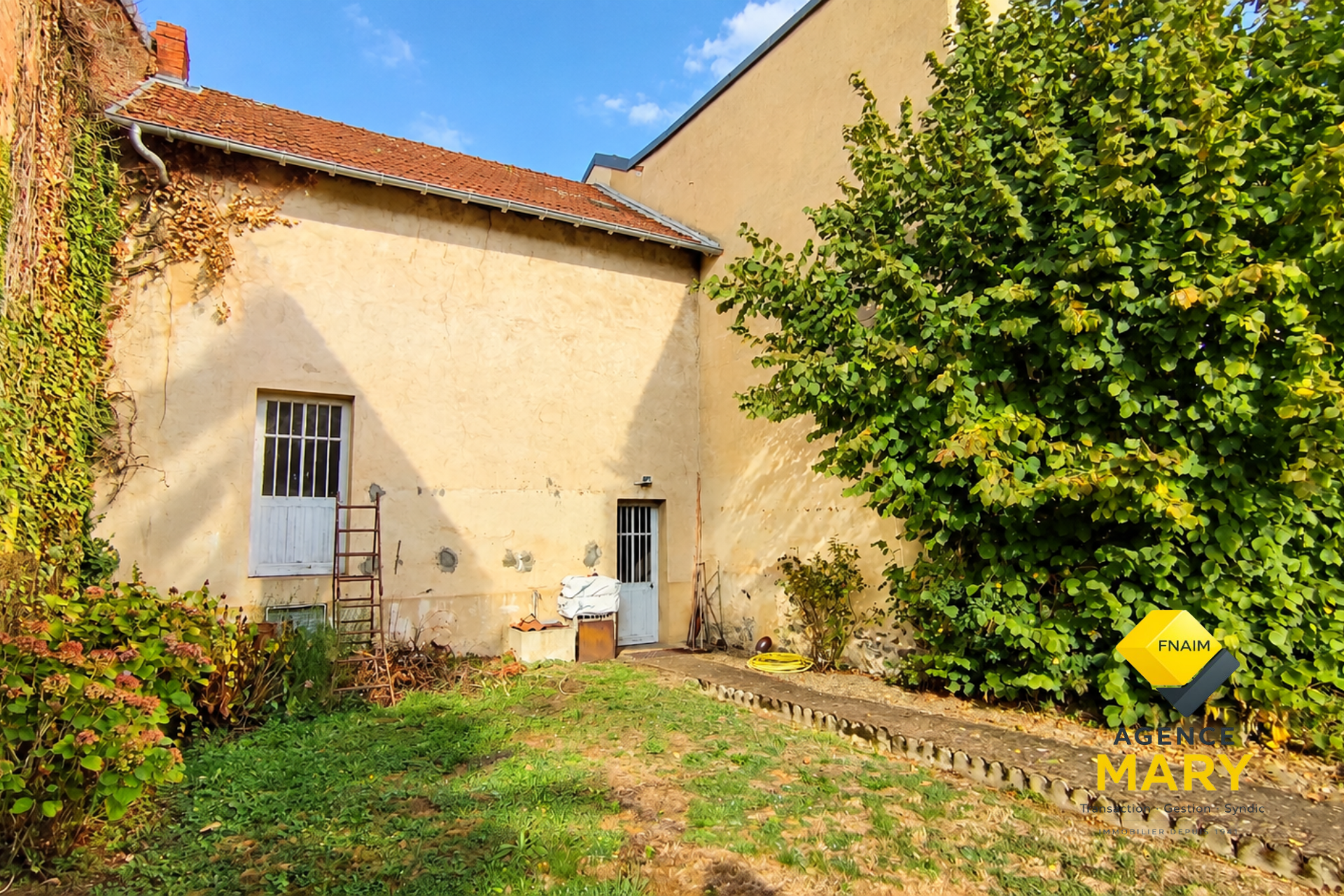 Bâtiment avec garage, grenier aménageable et jardin de 456 m² – Cusset - Image 2